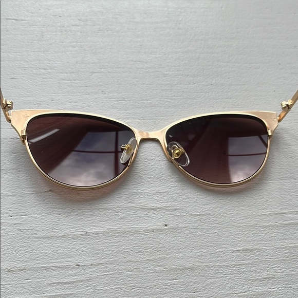 BETSEY JOHNSON NWOT Ladies Club Gold Cat Eye Sunglasses - Picture 10 of 10